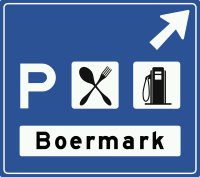 Beslissingswegwijzer langs autosnelweg naar een verzorgingsplaats met naam en symbolen
