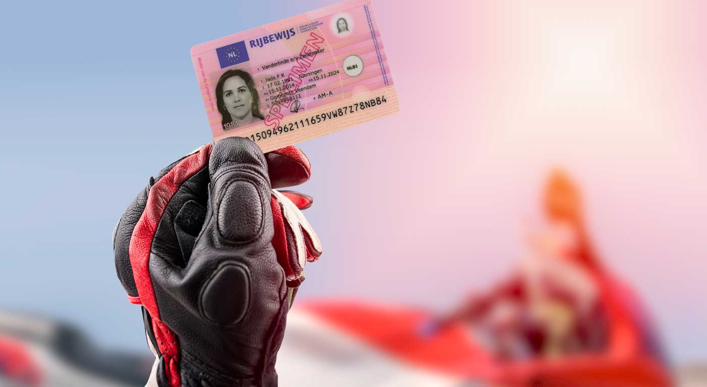 hand met rijbewijs